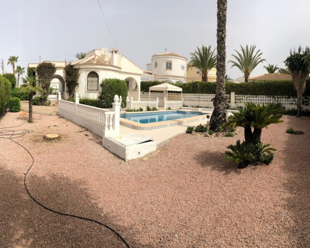 REFERENZEN.: 011
Prächtige Villa in gutem Zustand mit schönem Garten und privatem Pool in leicht zugänglicher Lage in San Luis, Torrevieja&